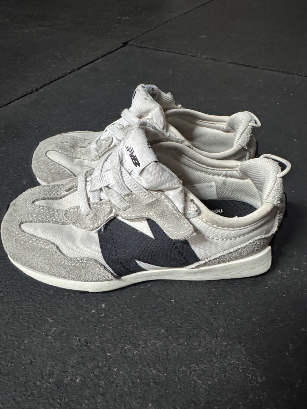 327 NEW-B Hook & Loop (toddler 9.5)